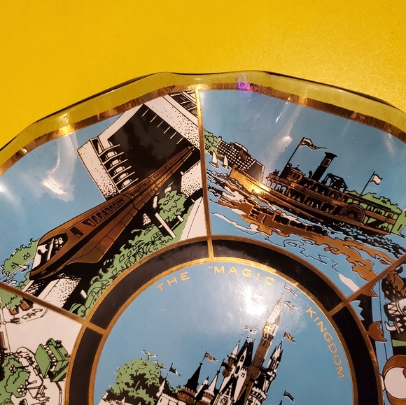 Walt Disney World Vintage 70s Magic Kingdom Scalloped Glass Souvenir Dish - Picture 8 of 10